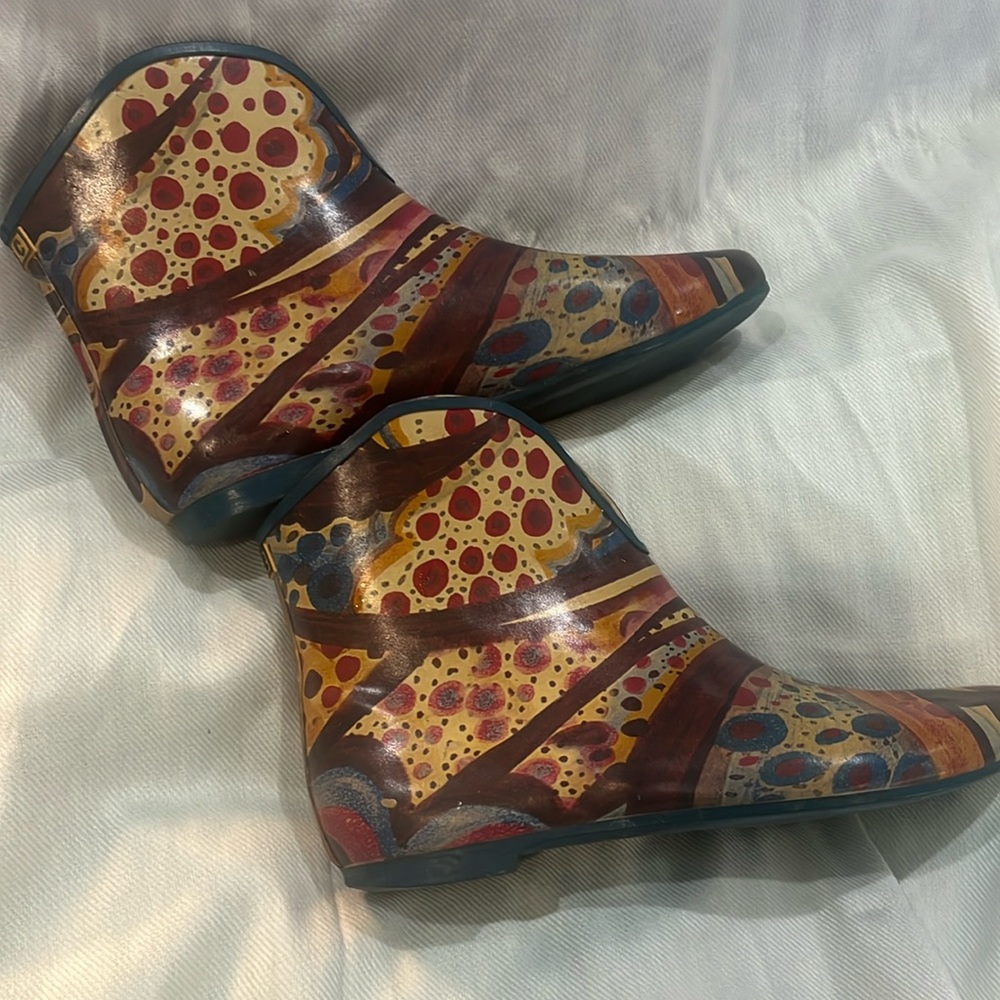 Short stylish rain boots